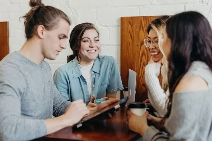 Kleine Gruppe bei einer Firmenschulung an Laptops
